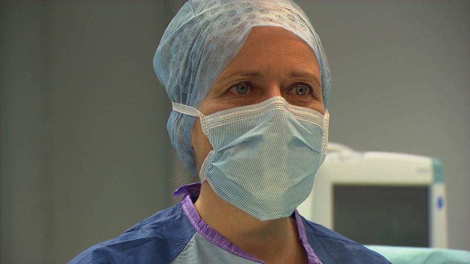 Im Operationssaal Die Ärztin mit Gesichtsmaske im Operationssaal. Operieren ist für Stephanie von Orelli wie ein Kunsthandwerk
