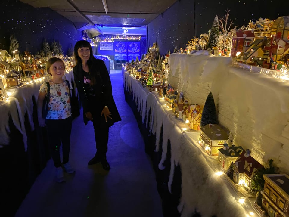 Links und rechts funkelt es von Miniatur-Häuschen, kleinen Leuchtketten und winzigen Figuren. Hier kommt Stimmung auf für die bevorstehende Zaubershow.