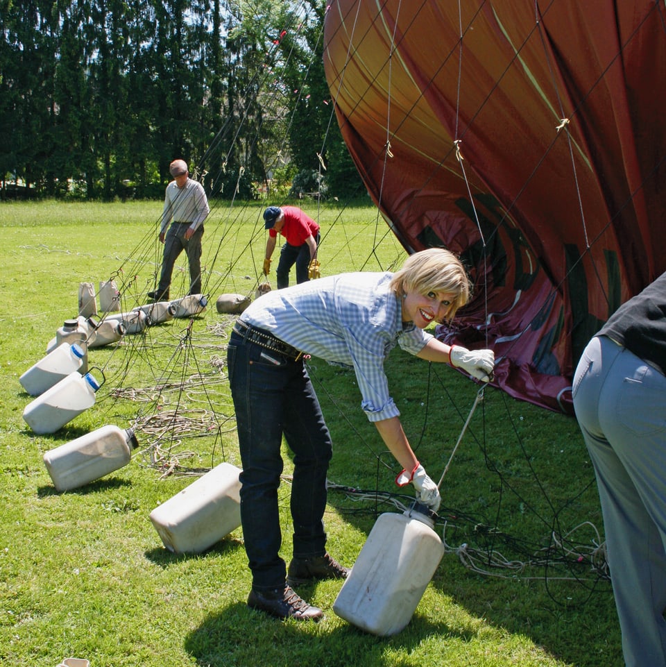 Sabine Dahinden bei Vorbereitungen für Flug im Gasballon