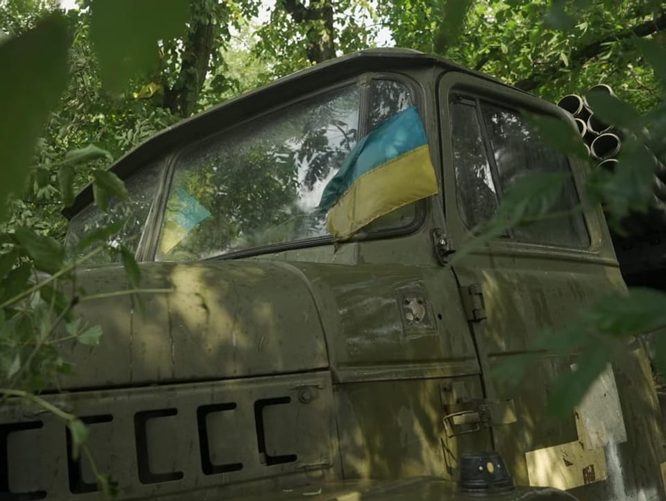 Lastwagen mit ukrainischer Flage hinter der Windschutzscheibe