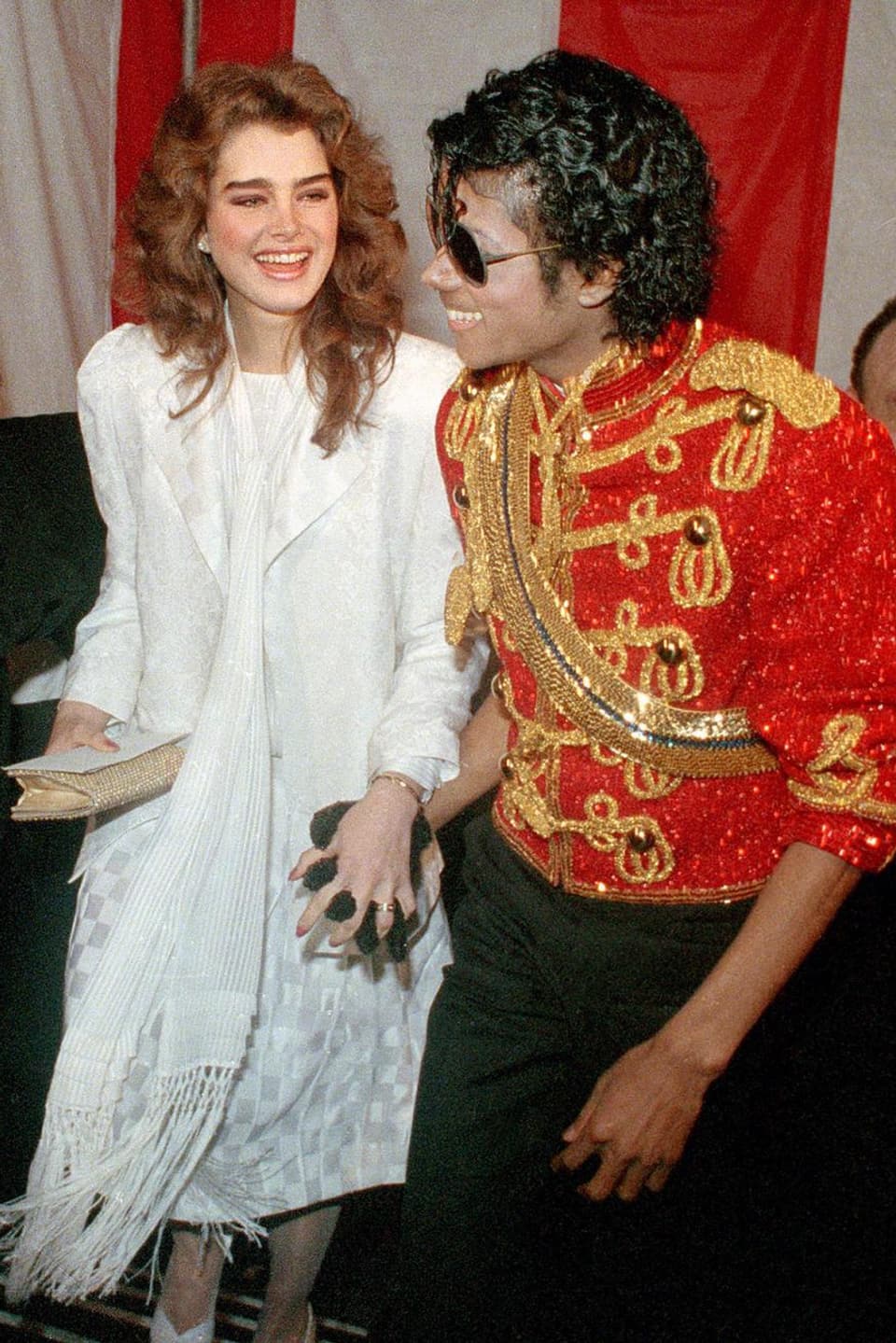 Brooke Shields und Michael Jackson laufen händchenhaltend auf dem roten Teppich.