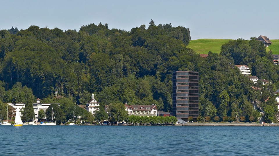 Blick auf die Seeburg vom See her mit Hochhaus-Modell.