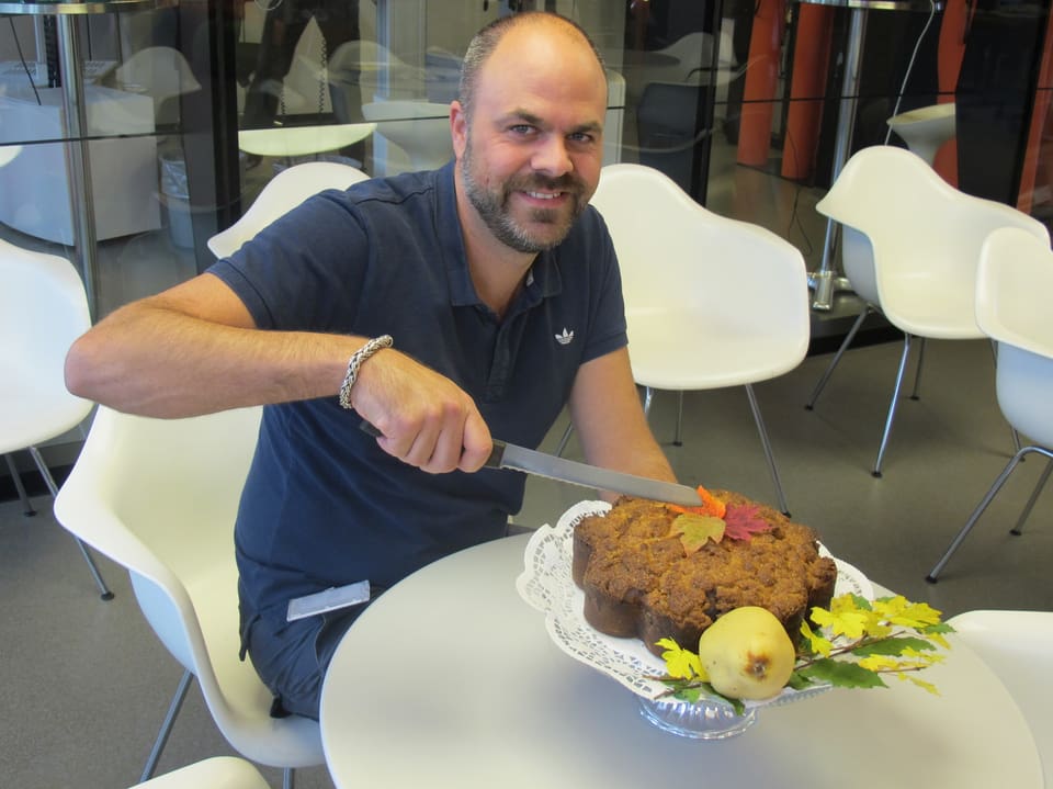 Sirio Flückiger posiert mit dem fertigen Quittenkuchen.