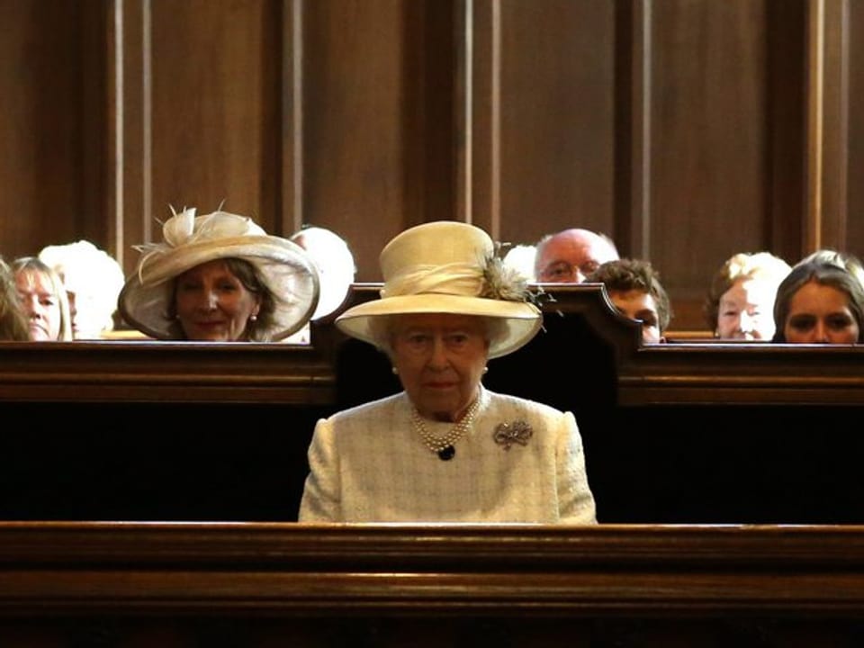 Queen sitzt in der Kirche