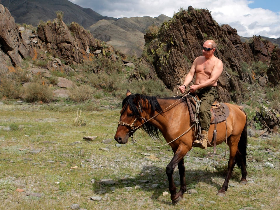 Putin hoch zu Pferd mit nacktem Oberkörper. 