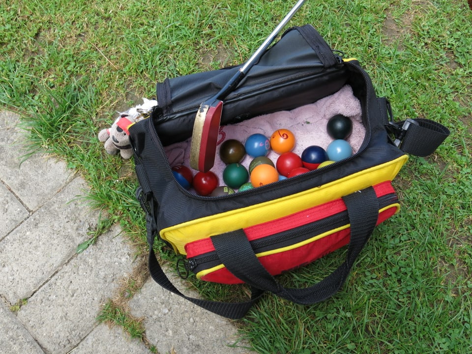 Eine Minigolballtasche gefüllt mit farbigen Bällen.