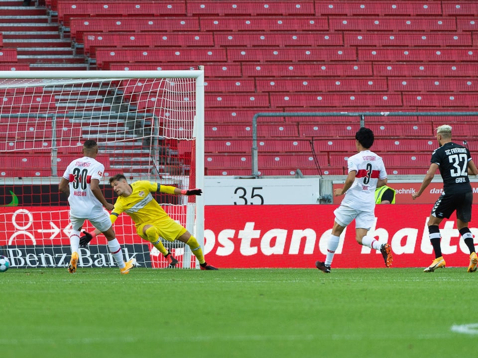 Der Stuttgart-Goalie muss im Heimspiel gegen Freiburg dreimal hinter sich greifen. Am Ende verliert der VfB mit 2:3. 