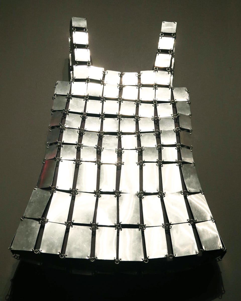Ein Kleid aus Aluminium von Designer Paco Rabanne aus dem Jahre 1968.