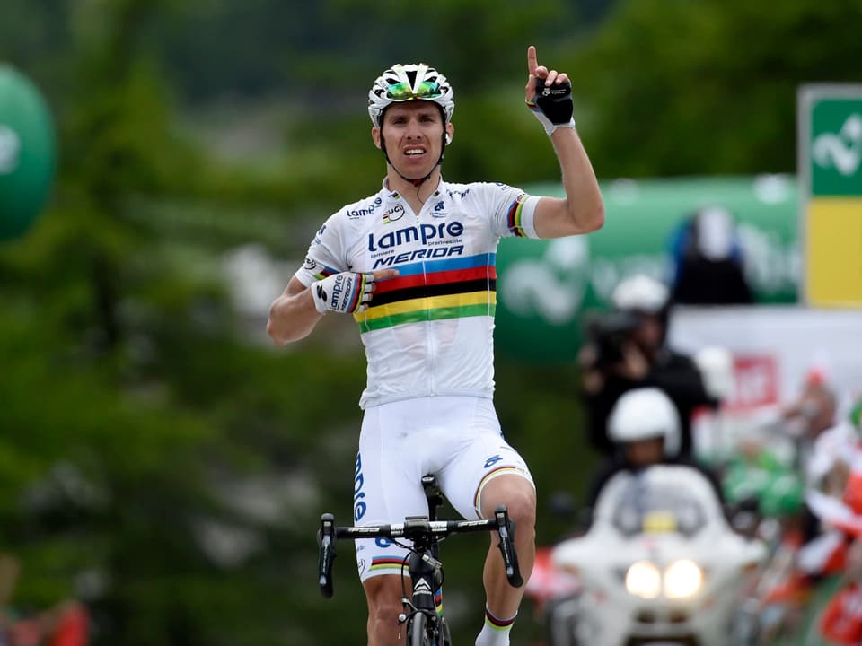 Rui Costa fährt mit erhobenem Zeigefinger seinem 3. Sieg bei der Tour de Suisse entgegen.