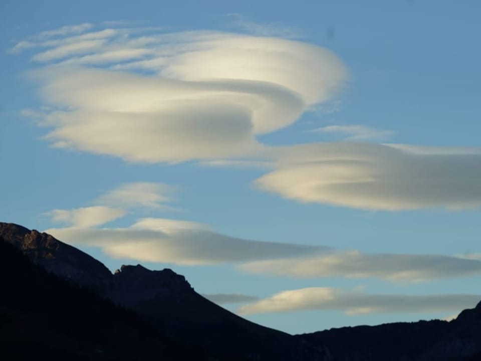 Linsenförmige Wolken über den Alpen.