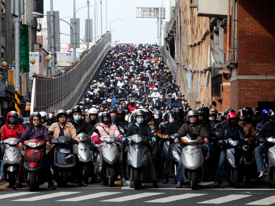 Unzählige Motorräder an einer Strassenkreuzung
