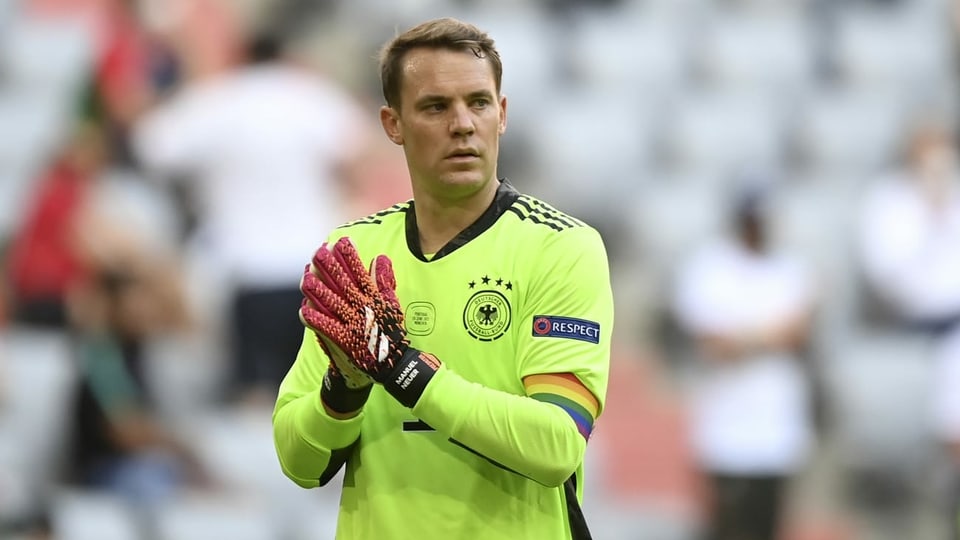 Manuel Neuer, Kapitän der deutschen Fussball-Nationalmannschaft, trägt eine Kapitänsbinde in Regenbogenfarben.