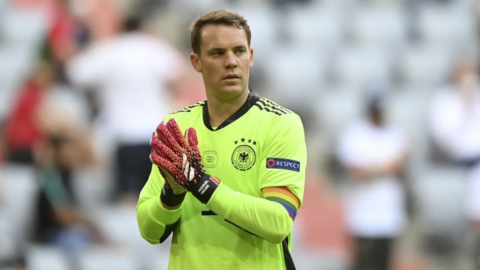 Manuel Neuer, Kapitän der deutschen Fussball-Nationalmannschaft, trägt eine Kapitänsbinde in Regenbogenfarben. 