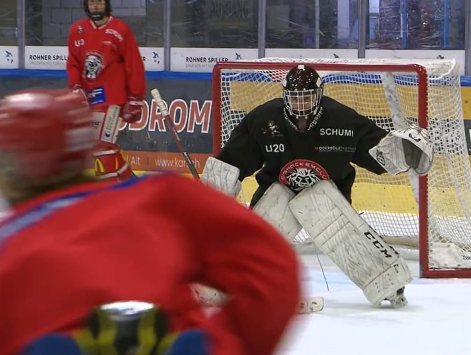 Justin  als Torwart in Eishockeyausrüstung steht er auf dem Spielfeld im Goal.