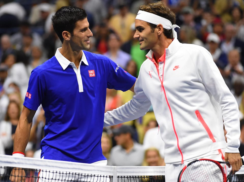 Djokovic und Federer am Netz. 