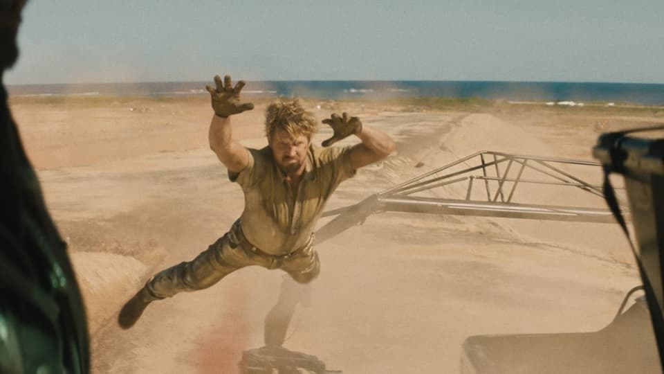 Ryan Gosling (bzw. sein Stuntman) springt spektakulärkin Richtung Helikopter, um sich an diesem festzukrallen.
