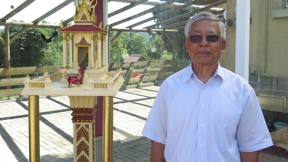 Kambotschaner steht vor Modell eines Tempels