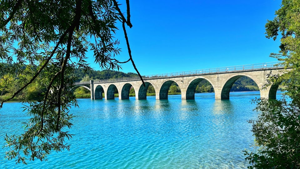 Hinterkappelen/BE Blick auf die Brücke über den Wohlensee.