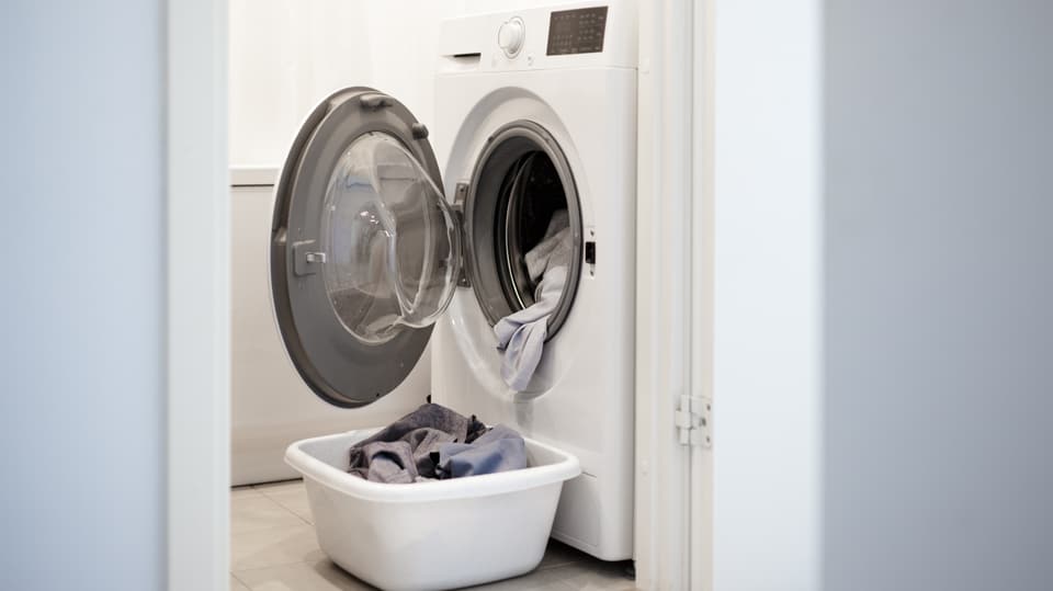 Waschmaschine mit Wäsche.