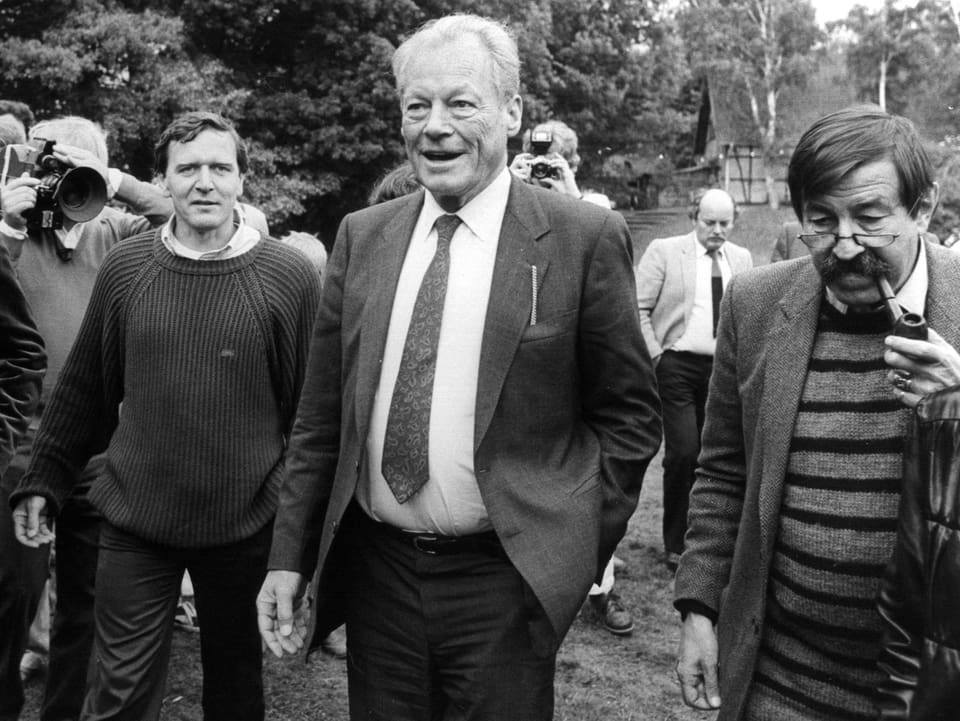 Alt-Bundeskanzler Willy Brandt (Mitte) spaziert hier mit Gerhard Schröder (links) und Schriftsteller Günter Grass 1985 durch einen Ort in Sachsen. (keystone)