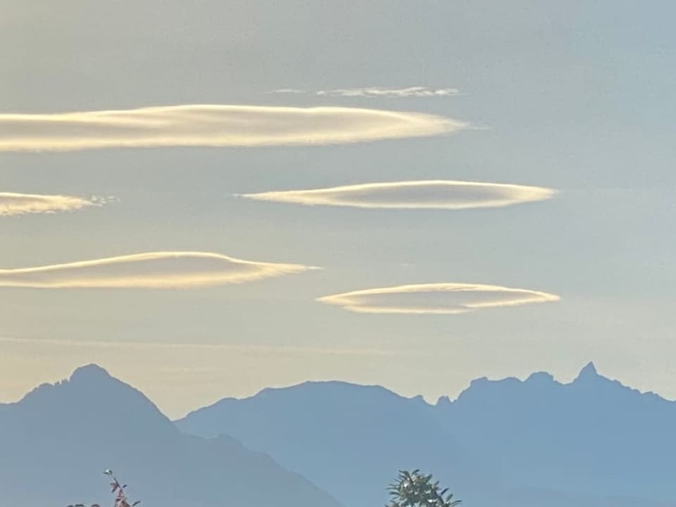 Kriens/LU Linsenförmige Wolken über den Alpen.