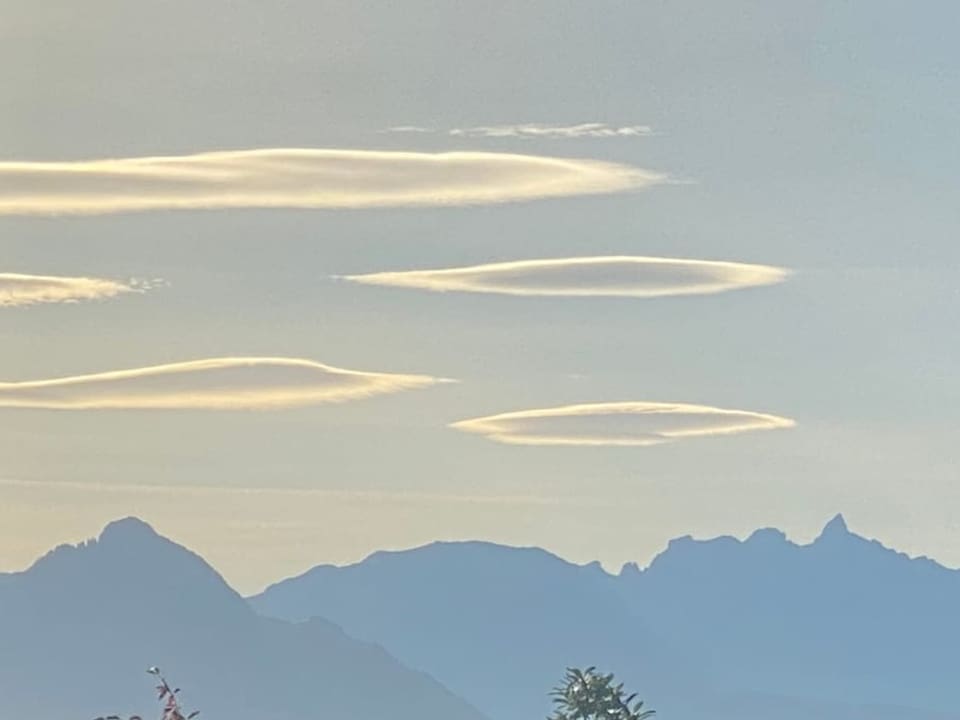 Linsenförmige Wolken über den Alpen.