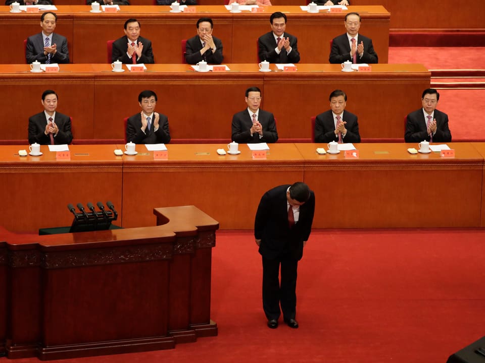 Xi verbeugt sich am Parteikongress der Kommunistischen Partei Chinas.