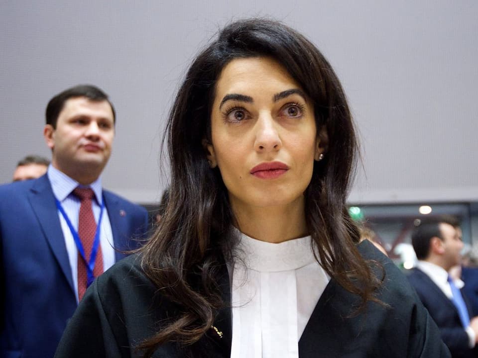 Amal Ramzi bereitet sich auf den Gerichtsprozess in Luxemburg vor. Sie trägt eine Anwaltsrobe.