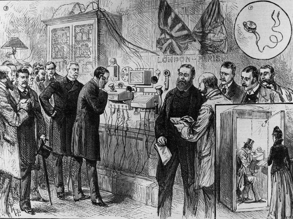Eine schwarz-weiss Zeichnung zeigt Männer in Gehröcken die einen Mann am Telefon zuschauen. Im unteren Teil ist der Mann am anderen Ende der Leitung zu sehen, der in einer Kabine sitzt.