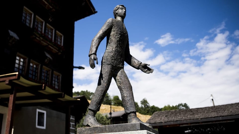 Statue eines gehenden Mannes