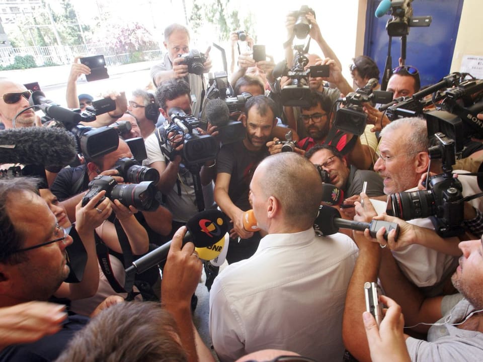 Yanis Varoufakis gibt den Presseleuten Auskunft.