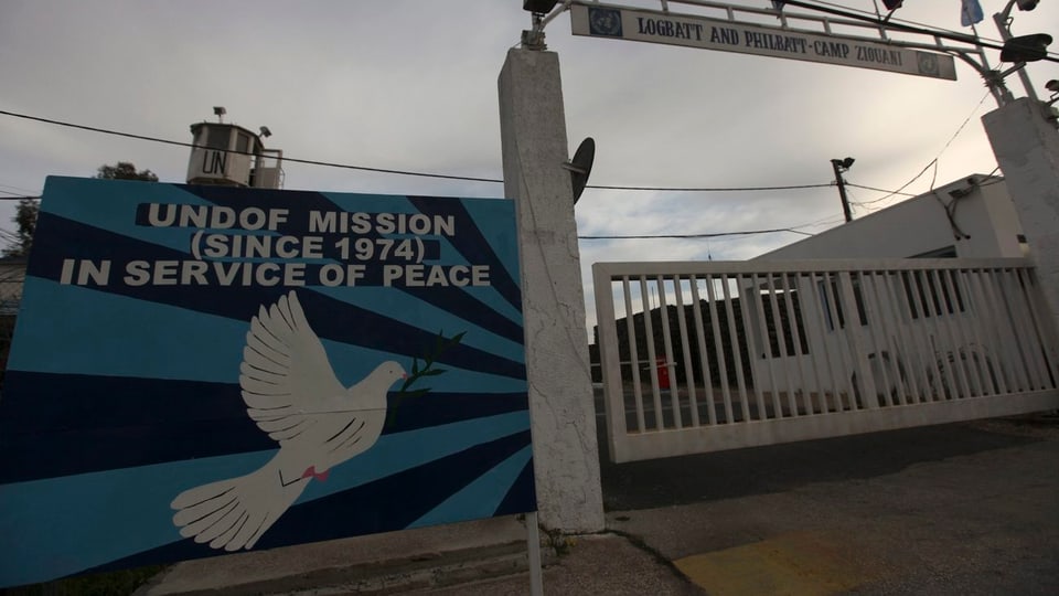 Blick auf das Eingangstor des UNO-Hauptquartiers in Qunitra an der israelisch-syrischen Grenze
