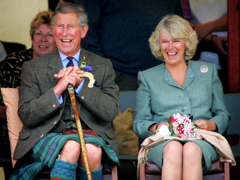 Camilla und Charles haben gut lachen. 2005 wird bekannt: Sie wollen sich das Jawort geben.