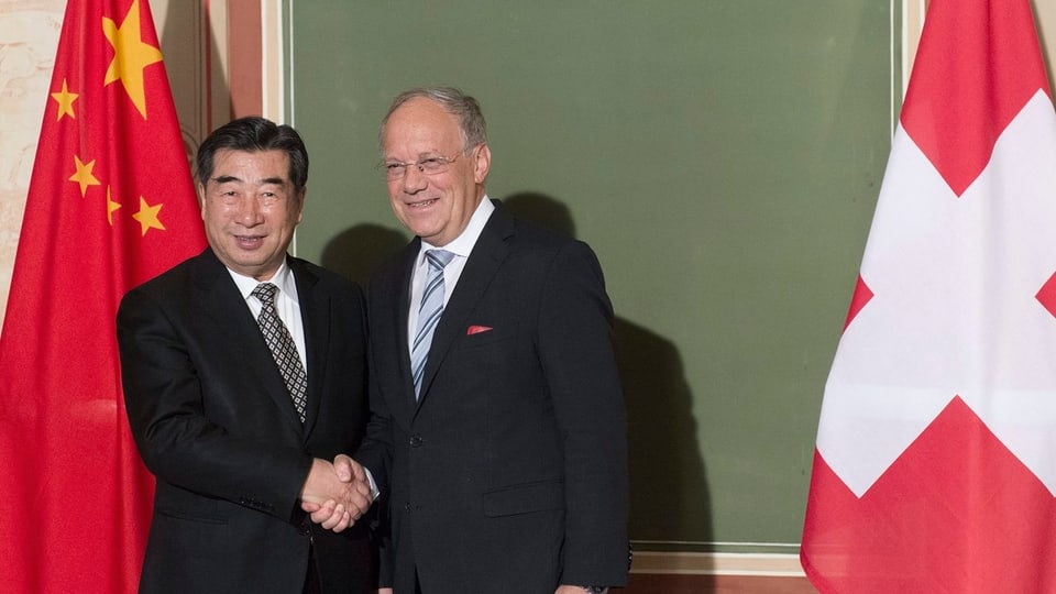 Hui Liangyu und Johann Schneider-Ammann schütteln sich die Hände.