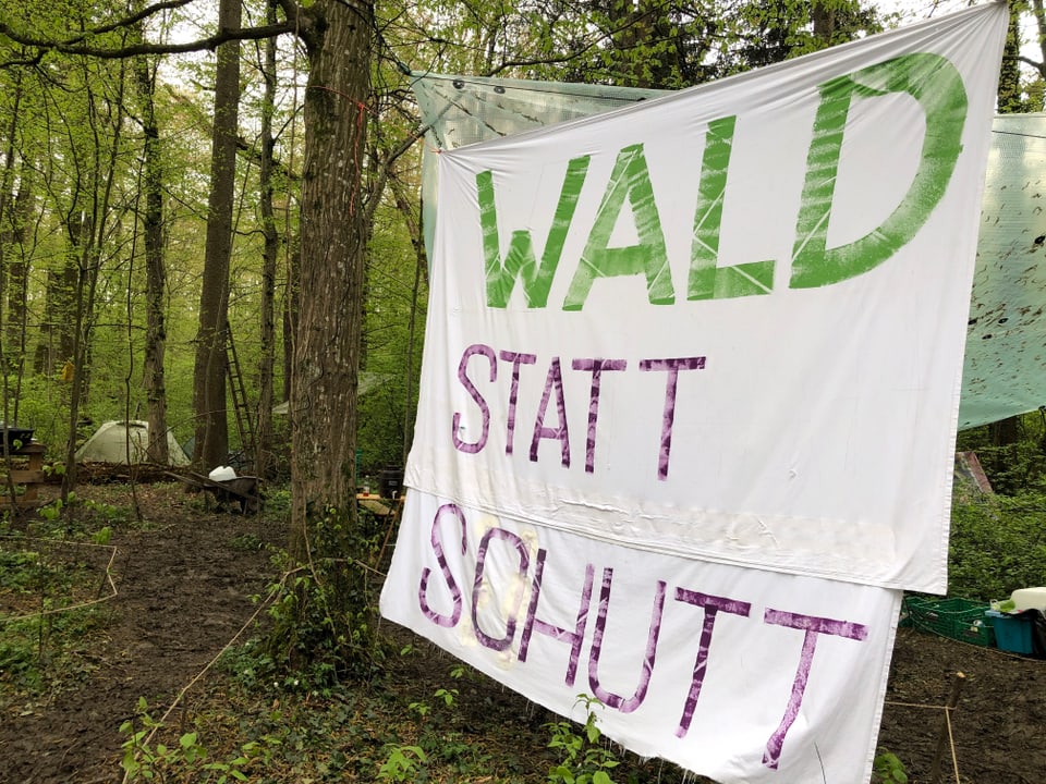 Auf einem Plakat fordern die Aktivisten, dass der Wald nicht der Deponie weichen muss.