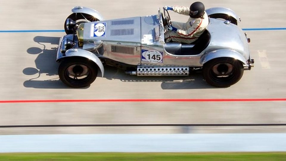 Ein alter, silberner Formel 1 Rennwagen.