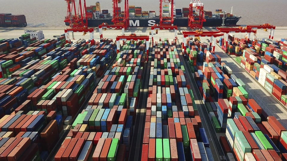 Hunderte Container warten am Hafen von Shanghai darauf, in alle Welt verschifft zu werden. 