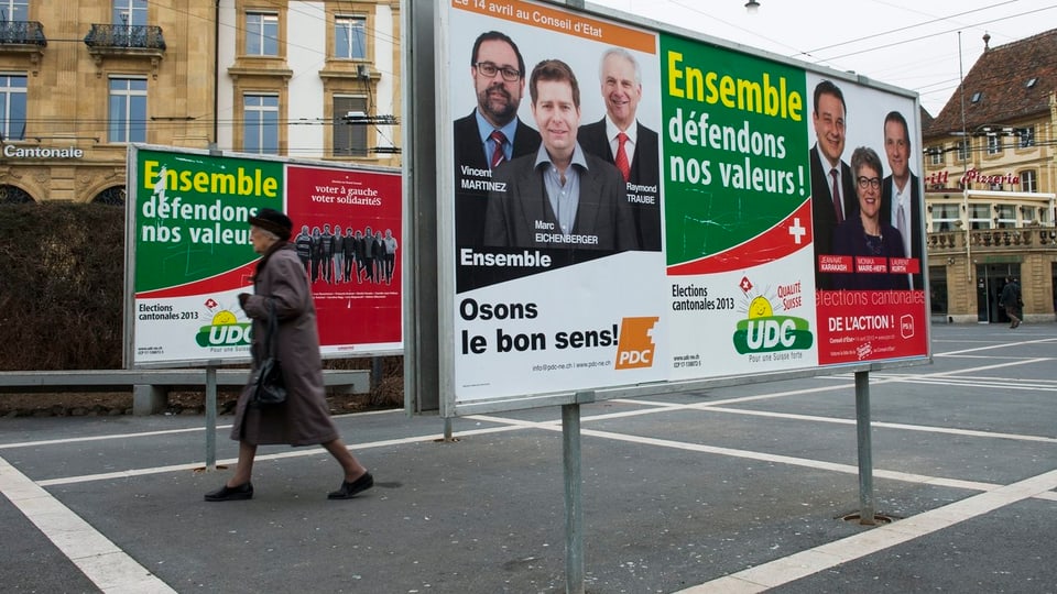 Ständer mit Wahlplakaten in Neuenburg.