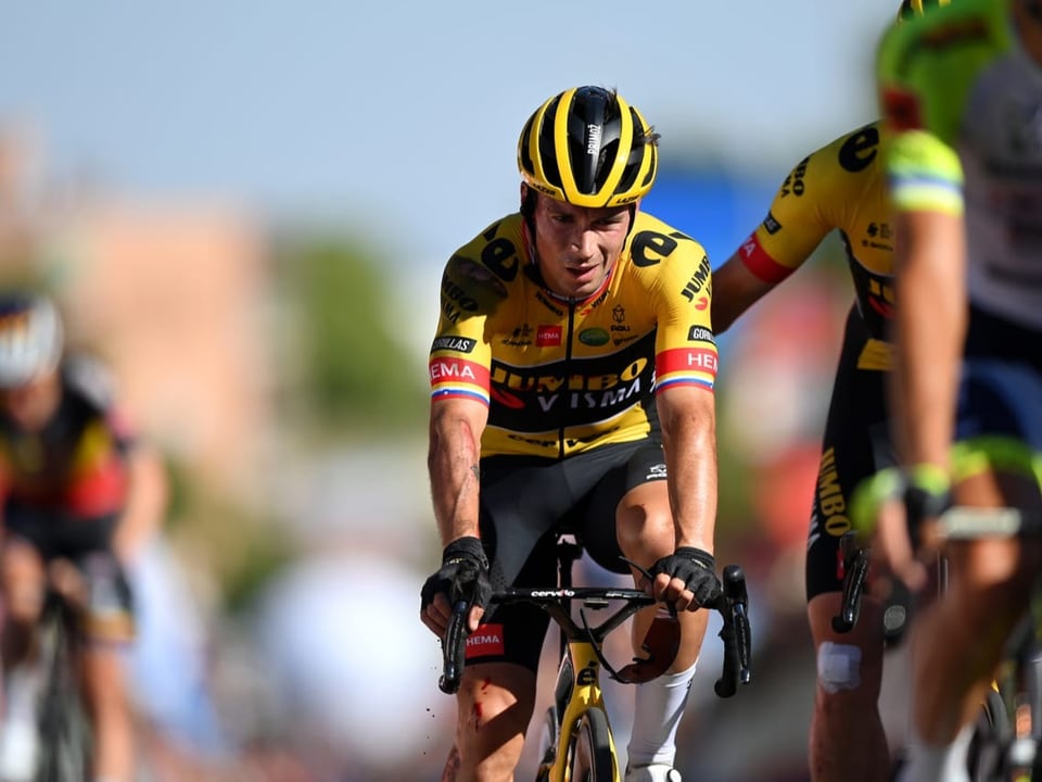 Primoz Roglic an der Vuelta: Er fährt gezeichnet mit einigen Blutspuren ins Ziel.