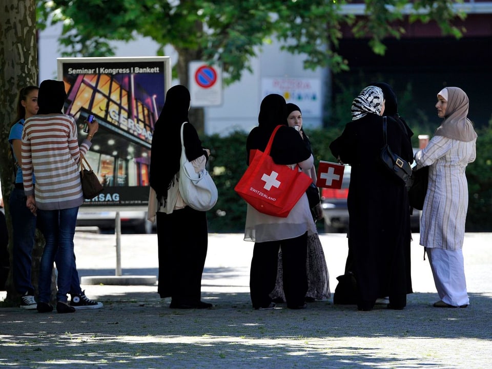 Fünf traditionell gekleidete junge Musliminnen auf der Strasse, Luzern.