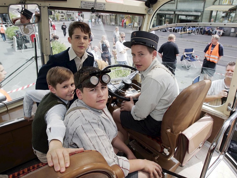 Jungs im Auto während den Dreharbeiten zum Film «Mein Name ist Eugen».