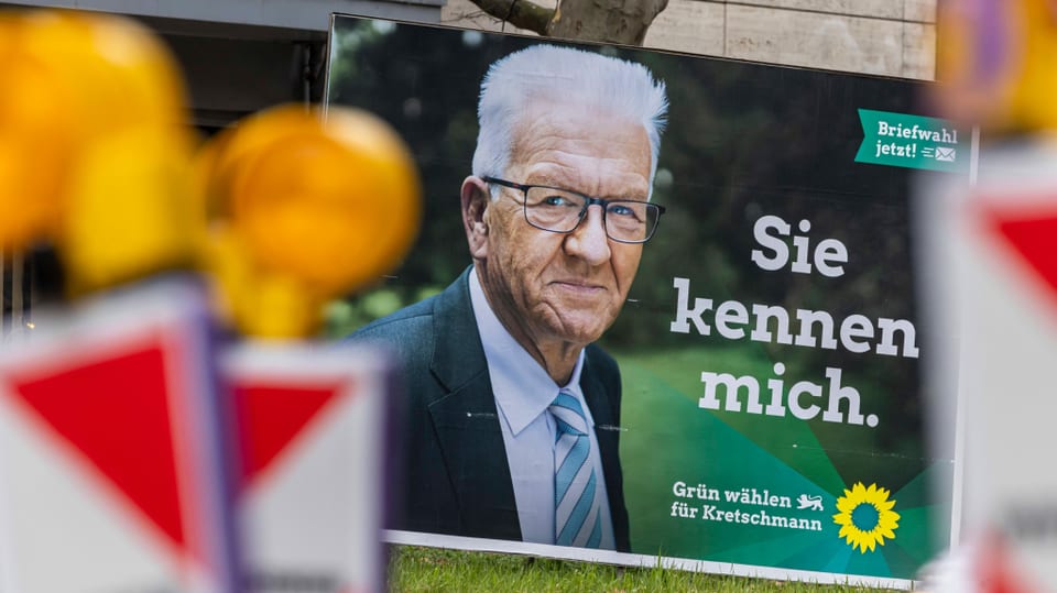 Wahlplakat der Partei Die Grünen mit Spitzenkandidat und Ministerpräsident Winfried Kretschmann. 
