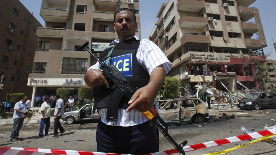 Ein Polizist in Kairo bewacht einen Anschlagsort nach einer Bombenattacke. (reuters)