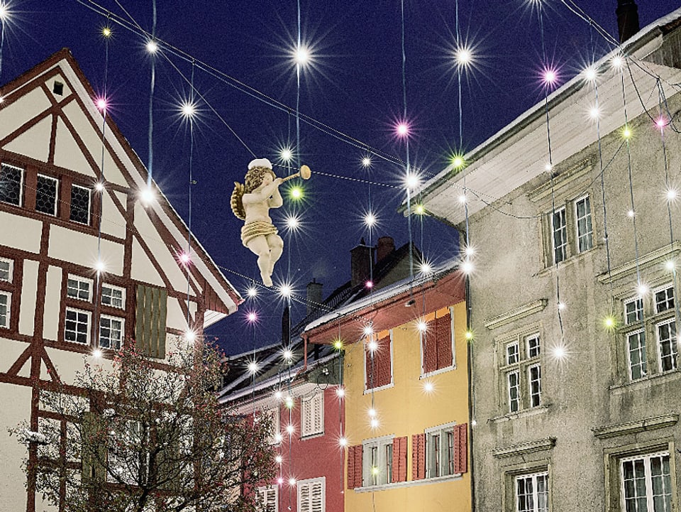 Blick auf die Lichter und einen Engel in der Badener Altstadt. 