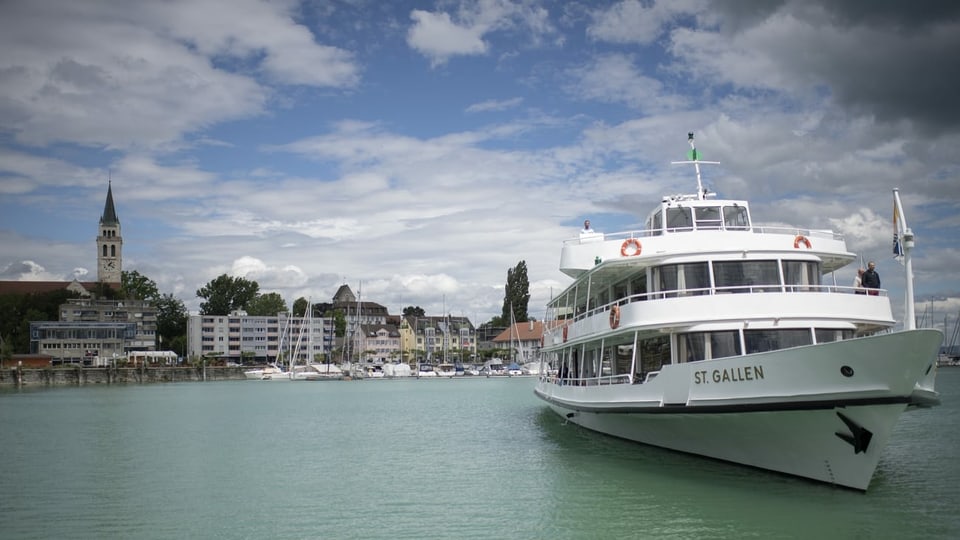 SChiff MS St. Gallen fährt aus dem Hafen von Romanshorn raus