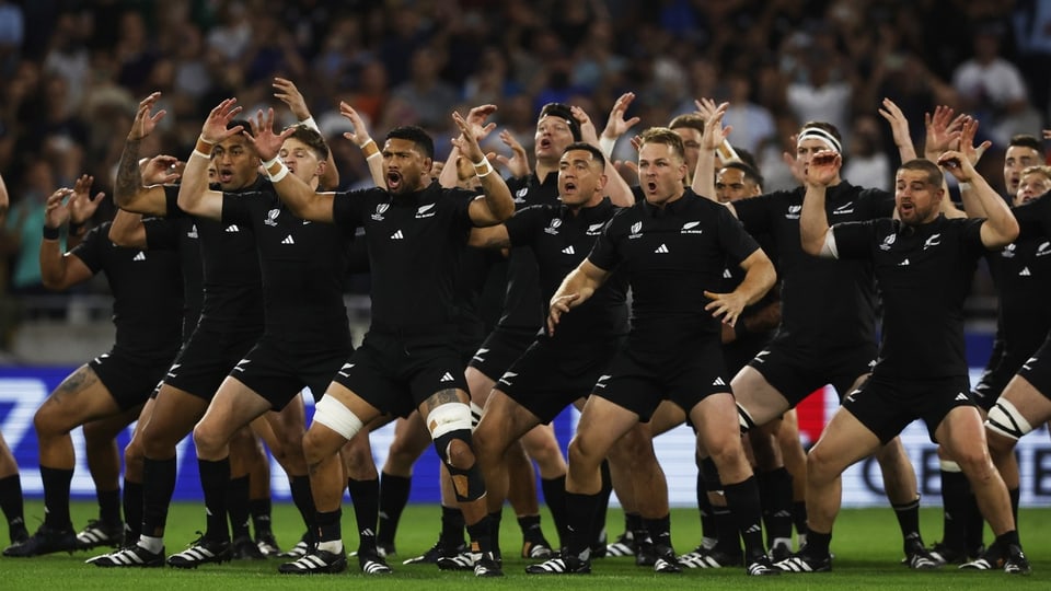 Mitglieder der neuseeländischen Rugby-Nationalmannschaft führen den Haka vor.