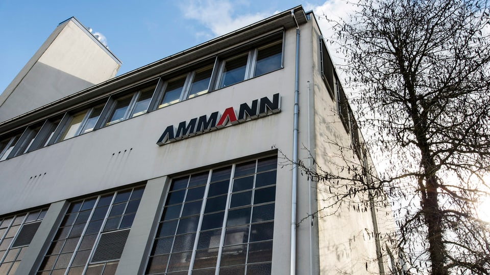Fabrikgebäude der Firma Ammann mit Firmenlogo in Langenthal