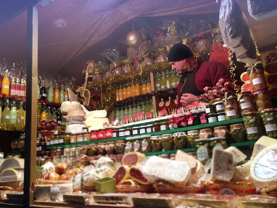 Ein Händler am Weihnachtsmarkt Luzern