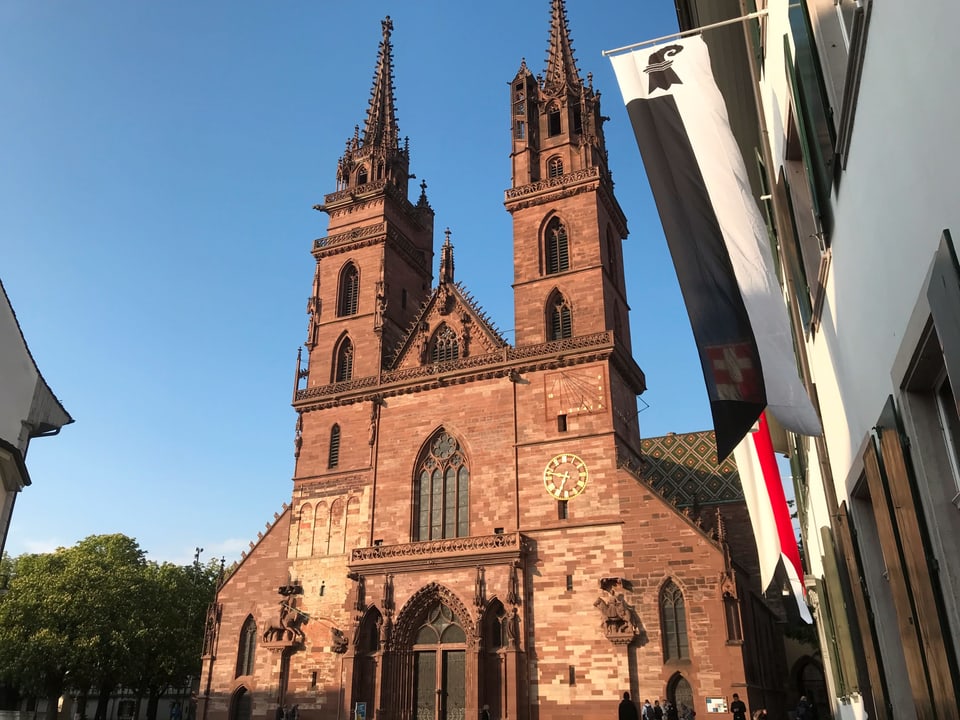 Das Basler Münster im Sonnenuntergang. 