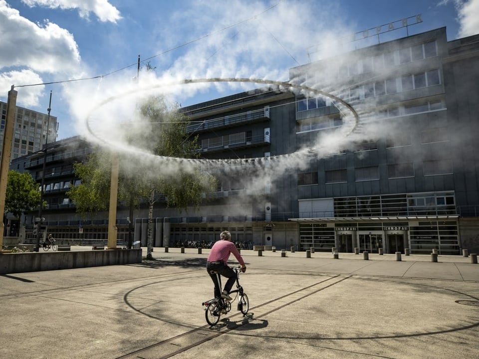 Wassernebel sprüht aus einem riesigen Ring über dem Turbinenplatz in Zürich